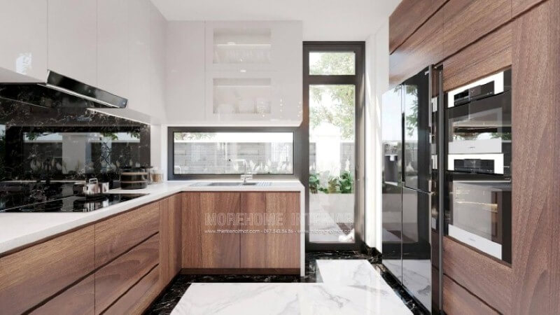 Trong ý tưởng trang trí không gian phòng bếp biệt thự hiện đại, vật liệu ốp bếp rất được chú trọng bởi điều hiển nhiên xảy ra khi nấu nướng sẽ có nhiều vết bắn dầu mỡ nếu không được lau sạch sẽ gây ra ẩm mốc. Khắc phục điều đó, kính ốp bếp hay đá ốp bếp đều là lựa chọn tối ưu, nhưng nếu có điều kiện đá ốp bếp đen chỉ trắng như trong mẫu thiết kế nội thất phòng bếp trong đây sẽ là lựa chọn tuyệt vời. Đá ốp bếp biệt thự