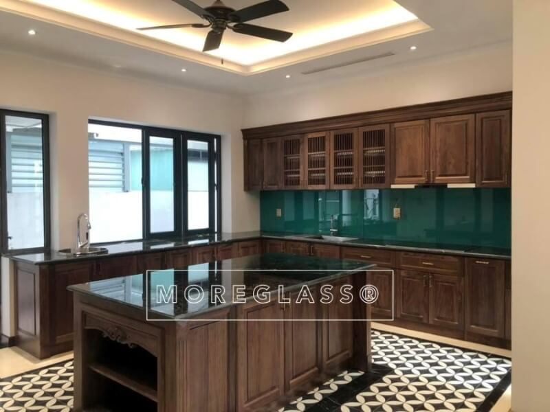 Lắp đặt mẫu tủ bếp gỗ óc chó chữ L kết hợp bàn đảo khá phù hợp với căn nhà diện tích nhỏ, nhưng mang lại đầy đủ về tiện ích sử dụng.