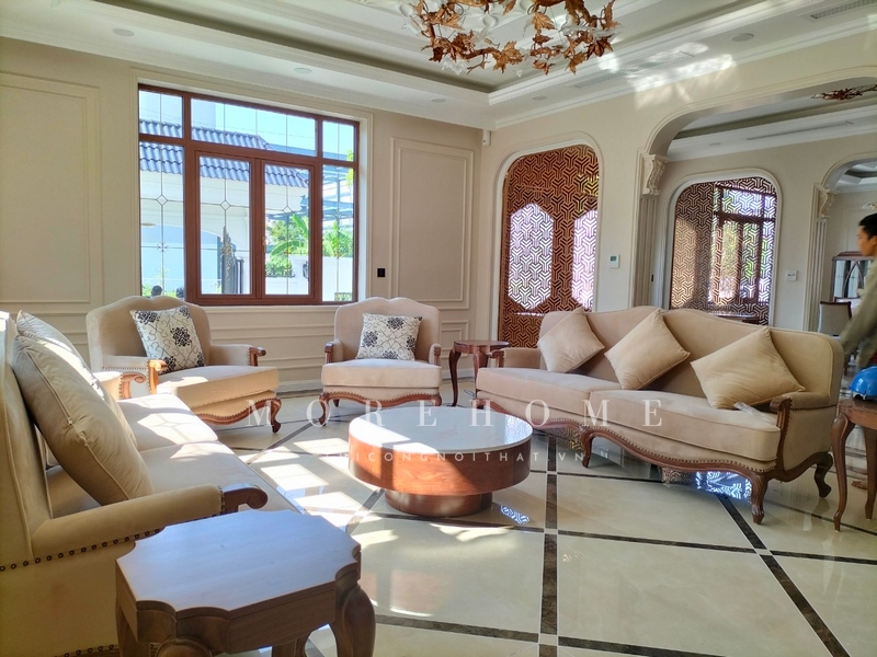 Việc thi công bộ sofa khung gỗ óc chó bọc nỉ màu be tân cổ điển có kiểu dáng sang trọng, cao cấp sẽ tạo nên vẻ đẹp cho toàn bộ không gian phòng khách.